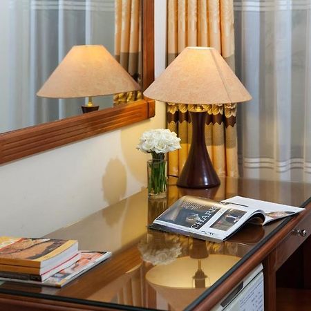 Lucky Central Hotel & Travel Hanoi Buitenkant foto
