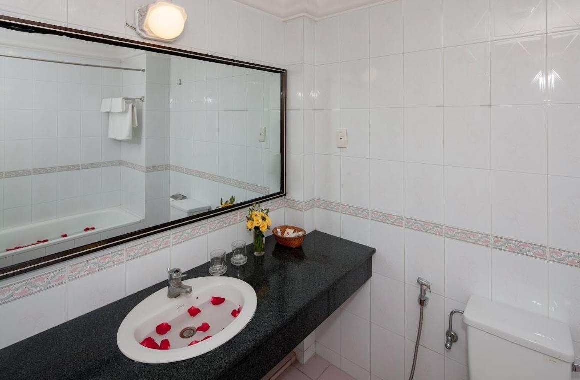 Lucky Central Hotel & Travel Hanoi Buitenkant foto