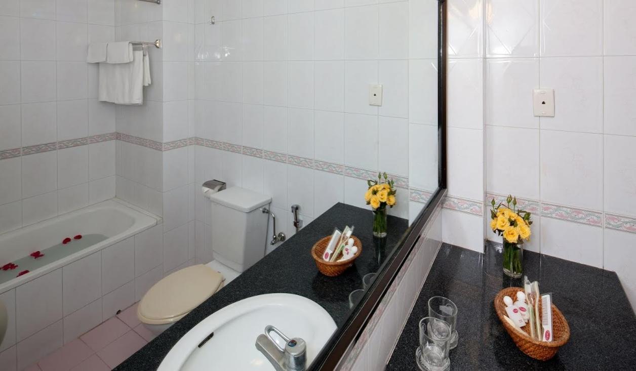 Lucky Central Hotel & Travel Hanoi Buitenkant foto