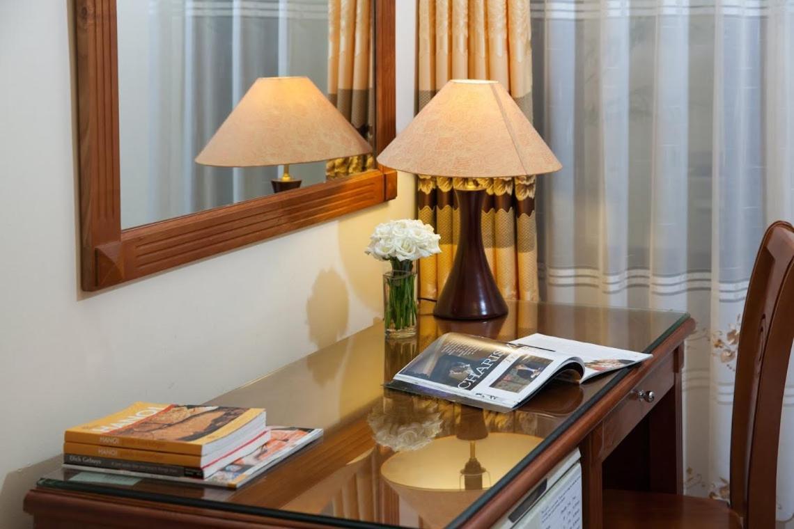 Lucky Central Hotel & Travel Hanoi Buitenkant foto